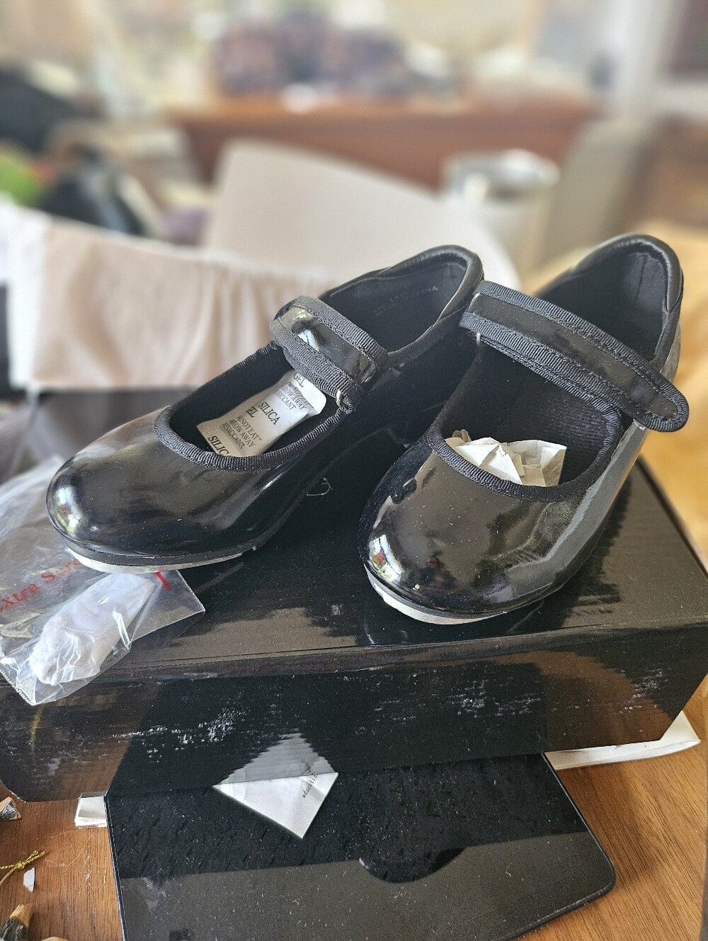 New In Box Linodes Easy Strap Bkack Patent Tap Shoe Dance Flats Girls Boys 11M